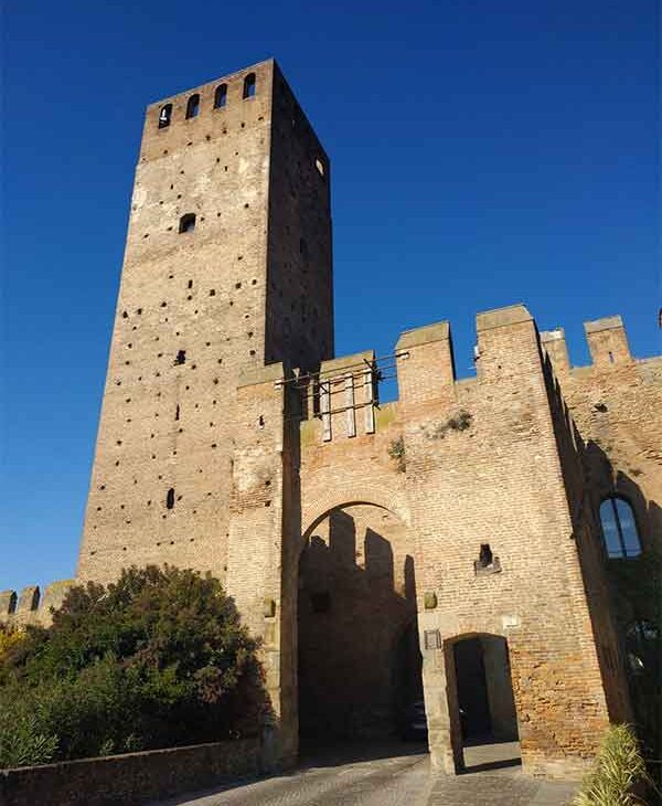 Porta Padova e parte del Castello di San Zeno